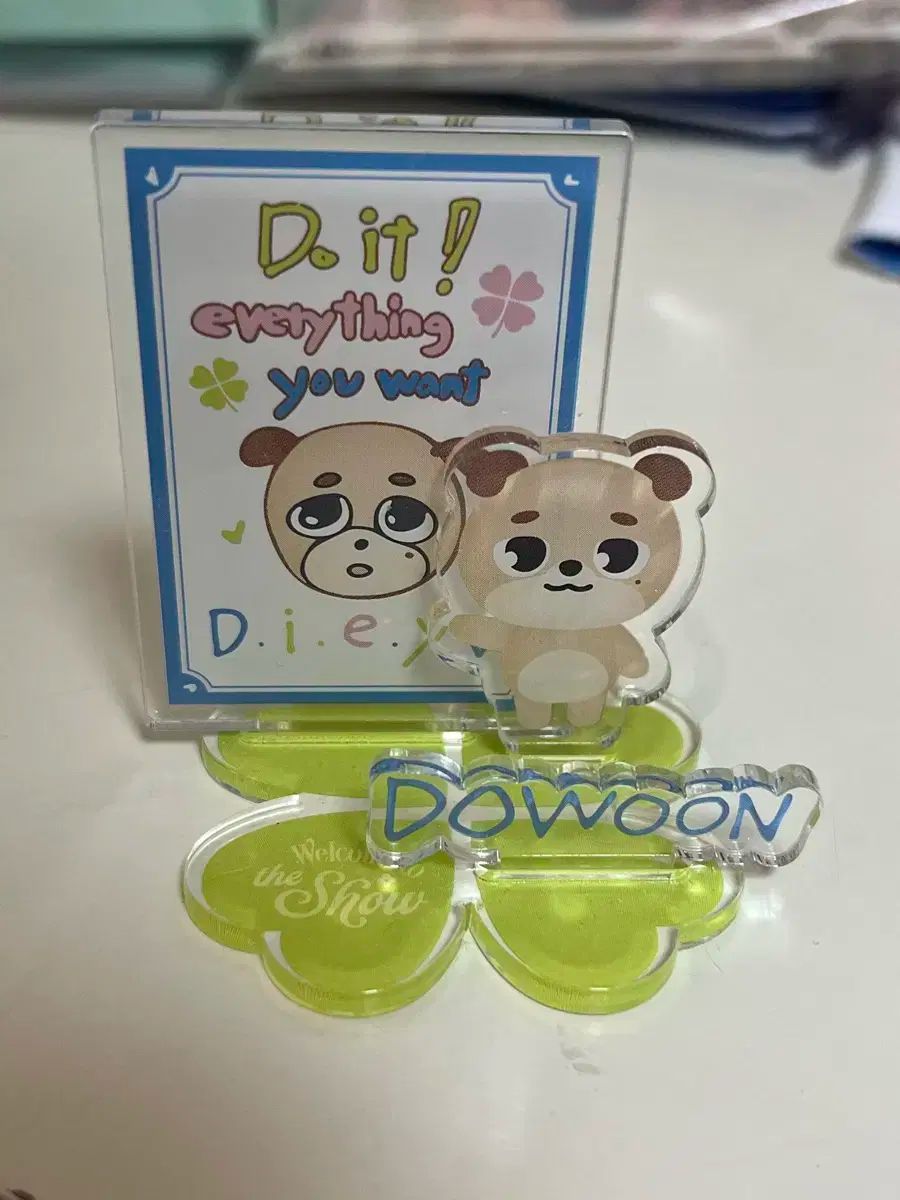 DAY6(デイシックス) ドウン(DOWOON) ショーへようこそ アクリル スタンド ラッキーバージョン トレカ フォトカード x ）