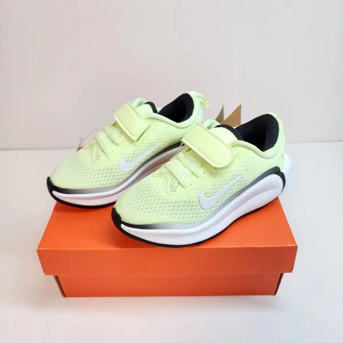 店舗の NIKE ナイキ インフィニティ フロー トゥイーン ランニングシューズ- 140 190