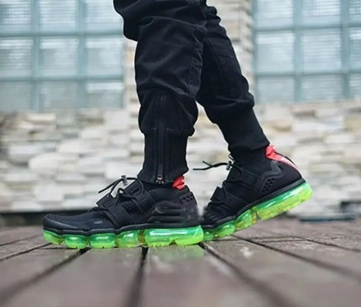 US11 NIKE ナイキ エア ヴェイパーマックス ユーティリティ ブラックボルト ブライトクリムゾン