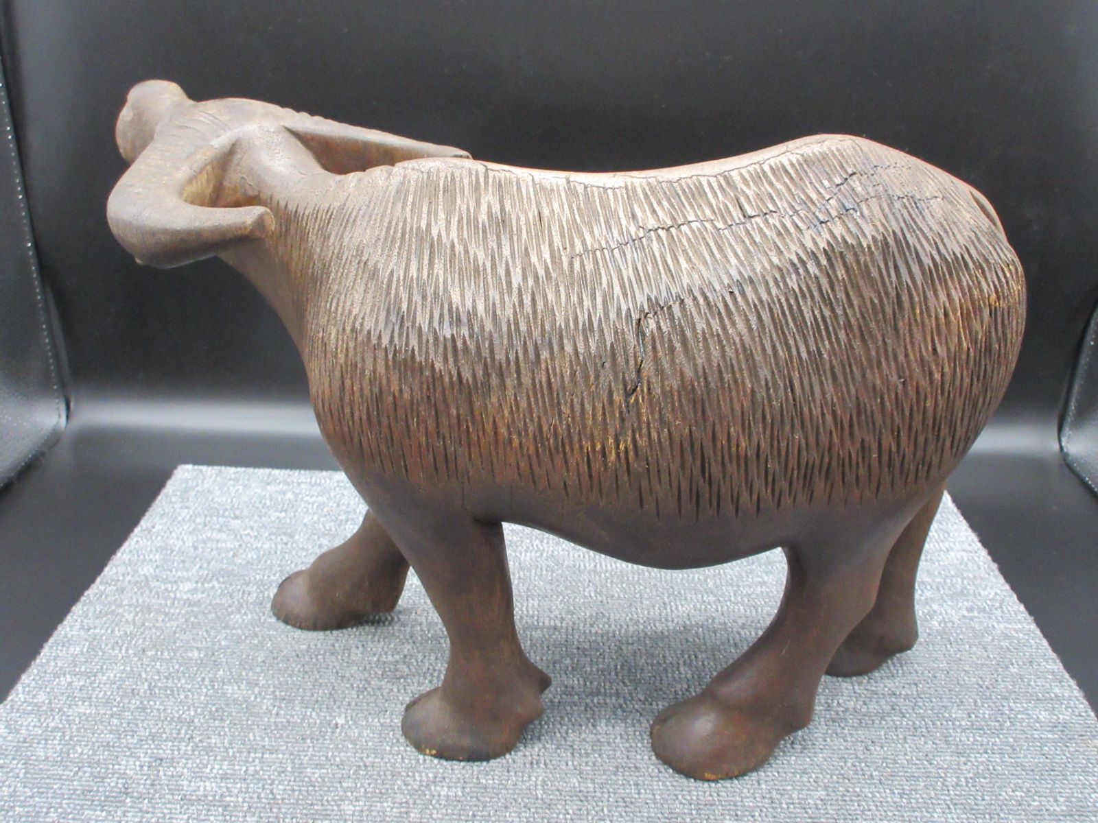 木彫りの水牛(台座つき)-