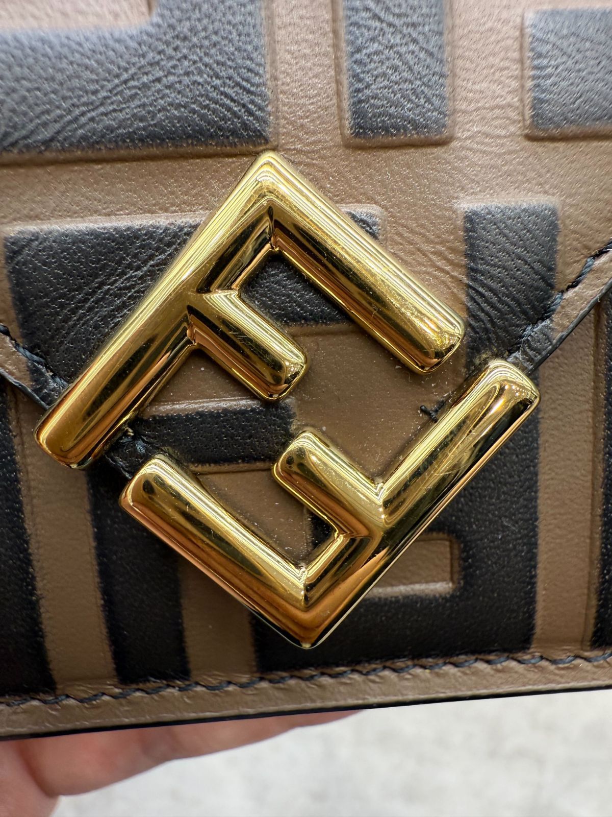 FENDI (フェンディ) ズッカ柄 FFダイヤモンド 三つ折り財布 ブラウン