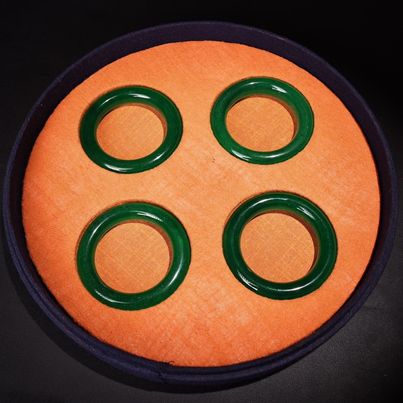 旧家蔵出し 翡翠細密彫 氷種 帝王緑 腕輪 細工 置物擺件 古 古董品 旧家蔵出 蔵友館蔵品 稀少