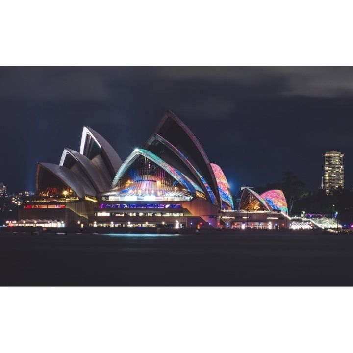 絵画風 壁紙ポスター (はがせるシール式) シドニー・オペラハウス 夜景 シドニー港 オーストラリア キャラクロ ASDN-008W1 (ワイド版 921mm×576mm) ＜日本製＞ ウォールステッカー お風呂ポスター