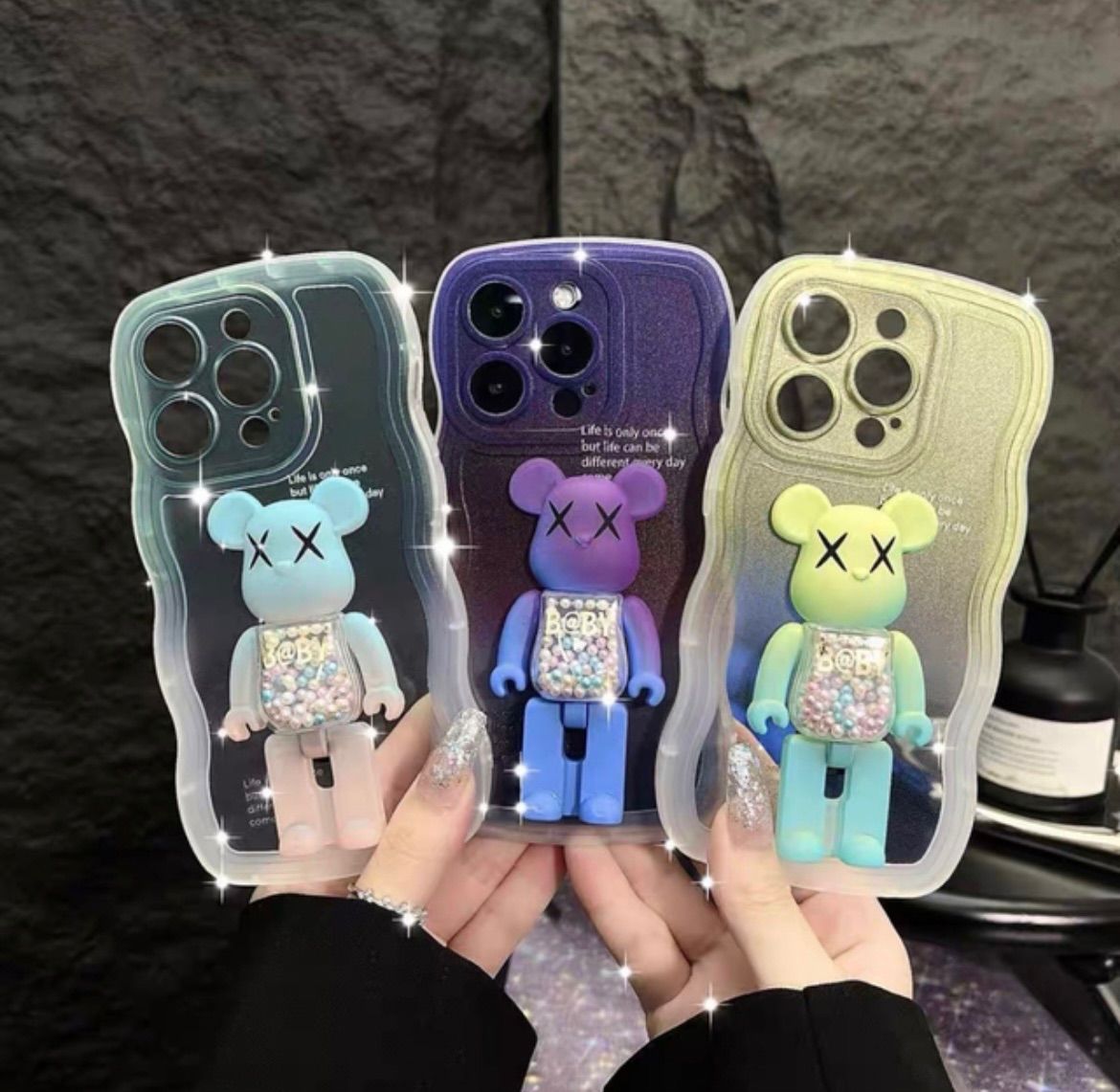 KAWS カウズ iphone13pro iPhoneケース - iPhoneアクセサリー