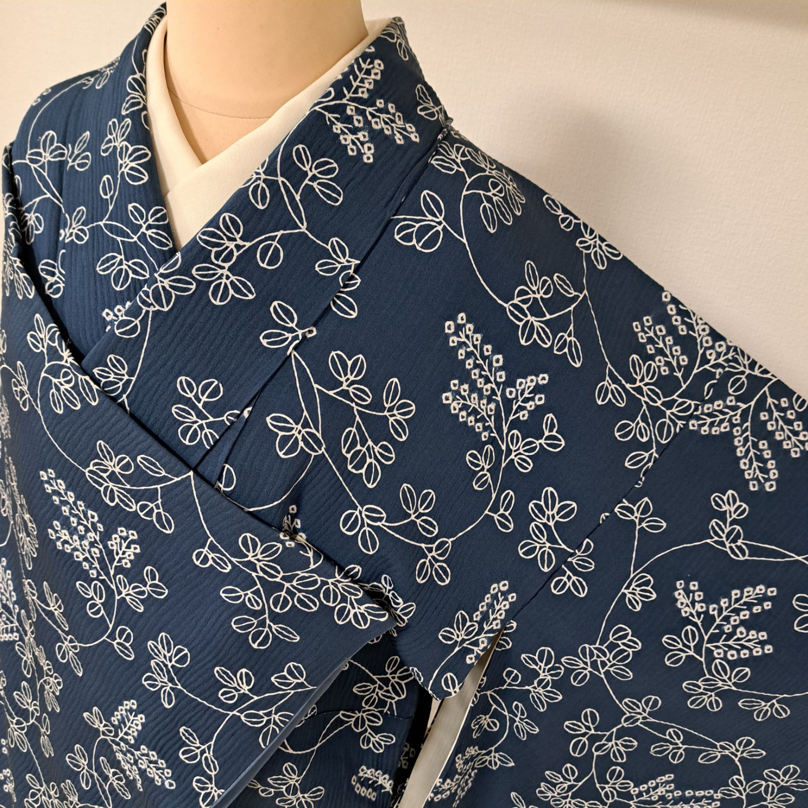 小紋】裄64 身丈159.5 袖49 正絹 袷 ブルー地に白地で絞りと線描で萩