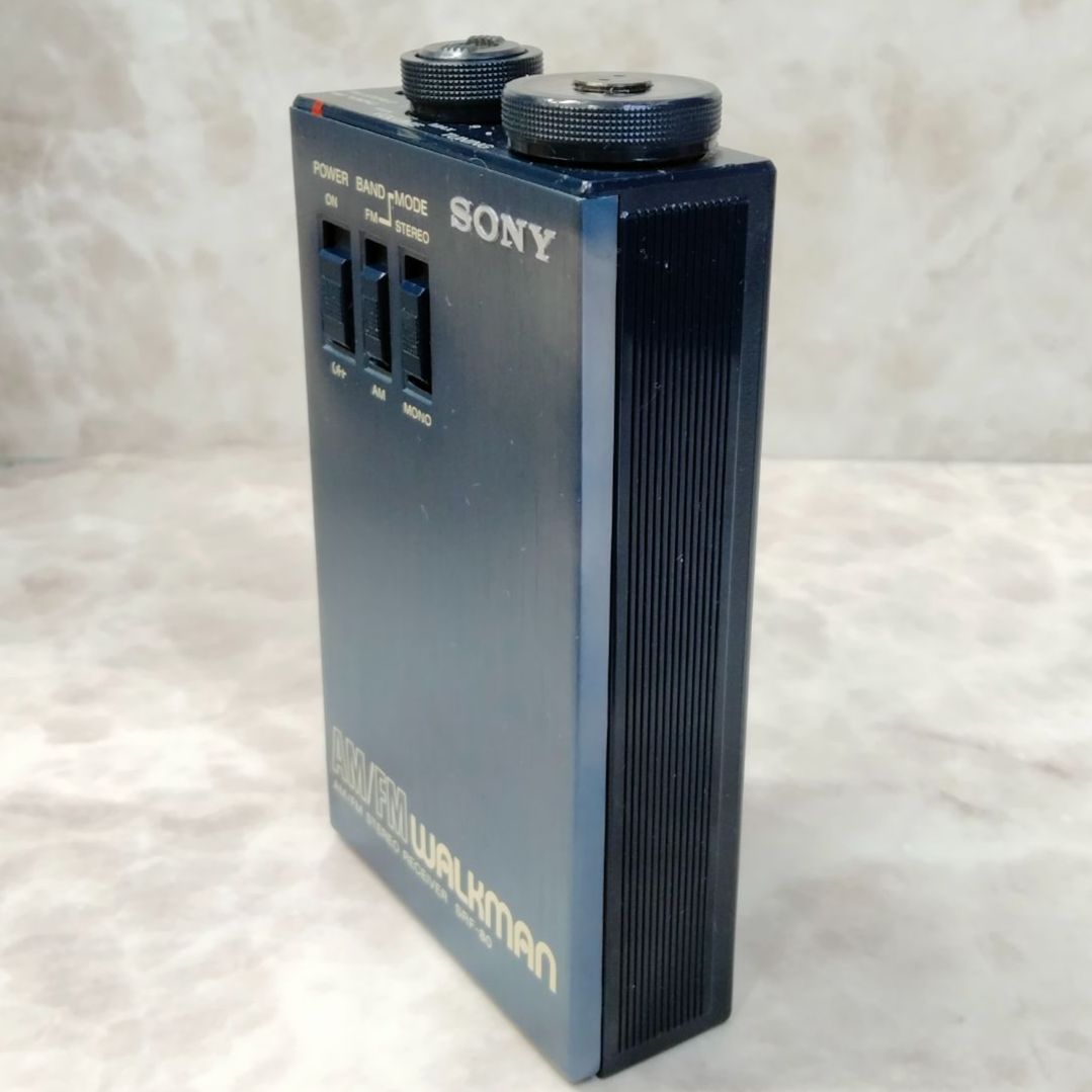 1981年発売 美品 希少】 稼働品 SONY ソニー ステレオラジオ ウォークマン SRF-80 FM/AM２ バンドチューナー搭載 SRF-80  AM FM ポータブル レシーバー レザーカバー付き （SNA）24022402508JH - メルカリ