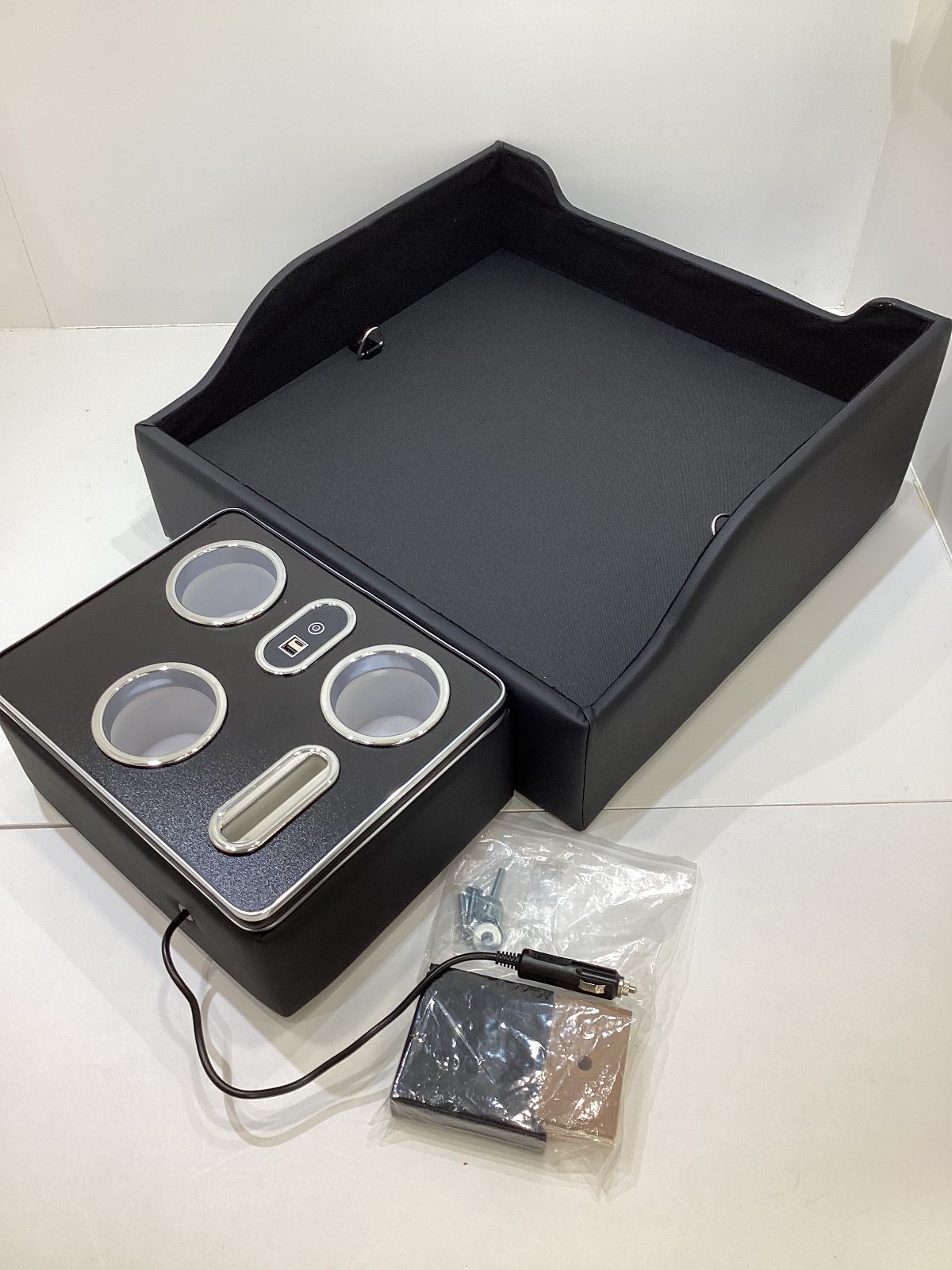 262 マルチユースコンソール ハイエース ワイド用 USB Qi アームレスト ブラック 取付作業必要