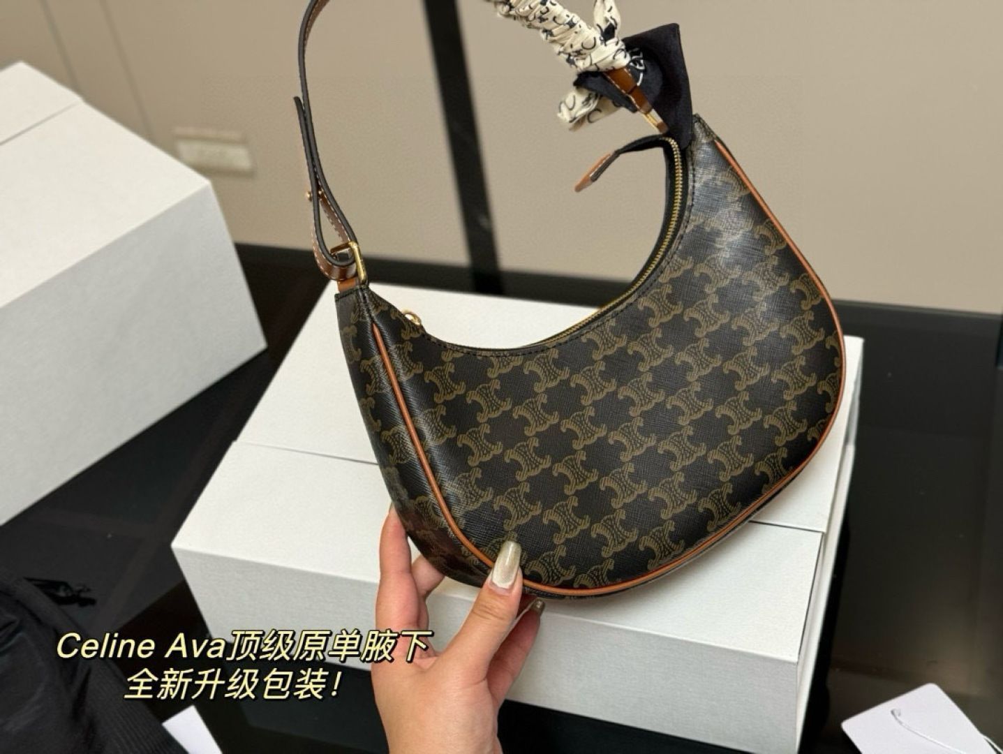 Celine] アヴァ アンダーアームバッグ - 専用ボックス付き