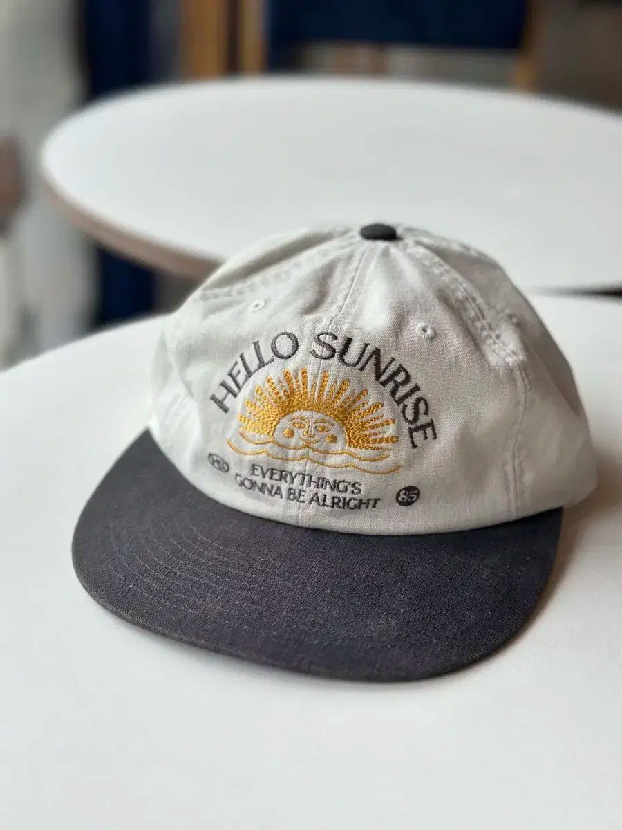Hello Sunrise-ウォッシュド VTGキャットロゴ 6パネルキャップ Hello Sunrise-ウォッシュド VTGキャットロゴ 6パネルキャップ