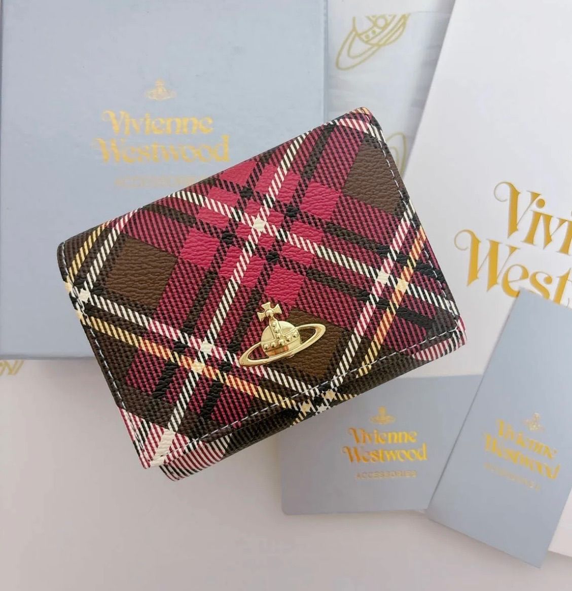ショッパー付き♡新品】可愛い ヴィヴィアン・ウエストウッド 三つ折り 