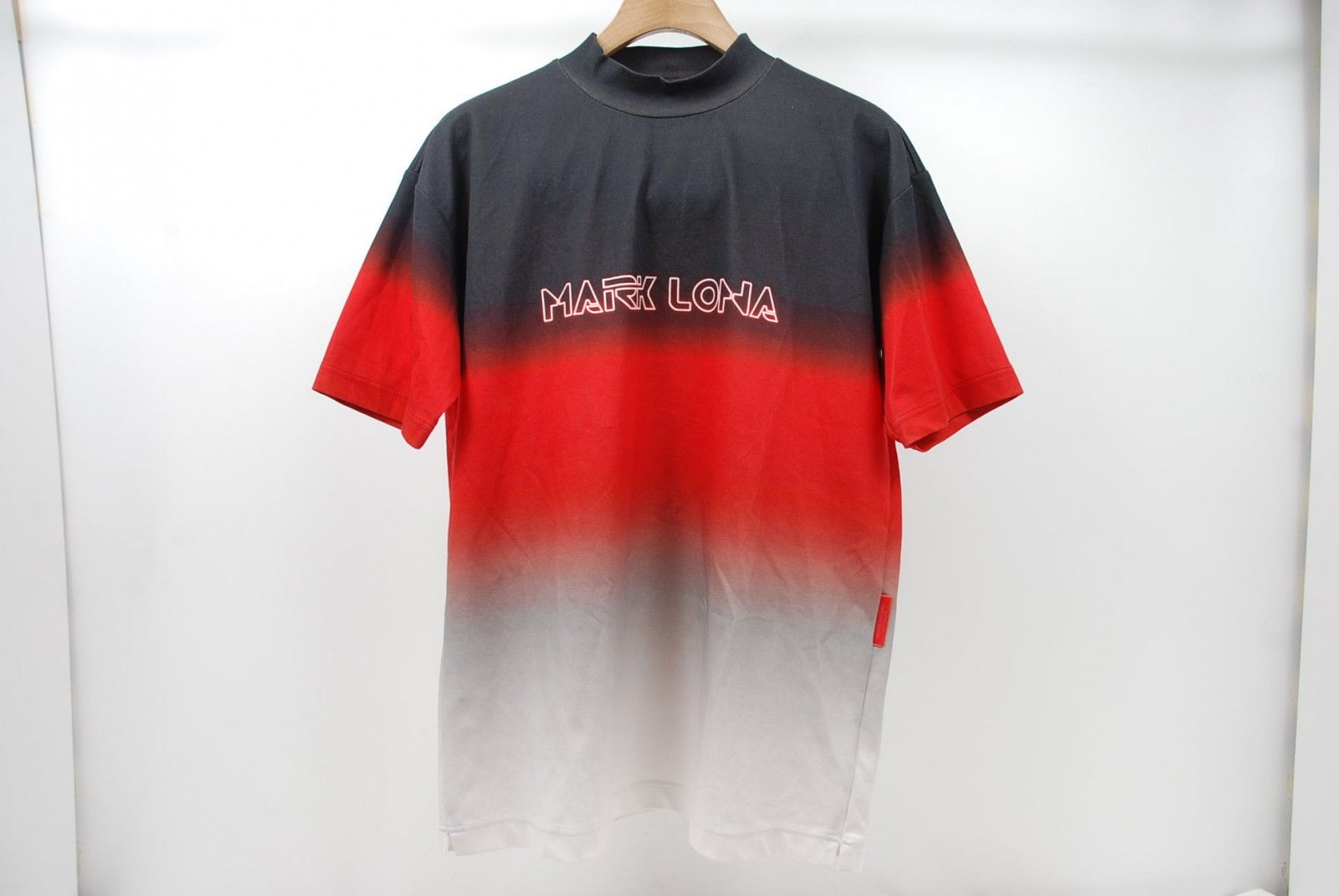 MARK&amp;LONA - coco 中古 マークアンドロナ MARK&amp;LONA メンズ 半袖Ｔシャツ 48(L) 黒×赤×白  モックネック グラデーション MARK&LONA マークアンドロナ 半袖ハイネックシャツ 黒 アイアン