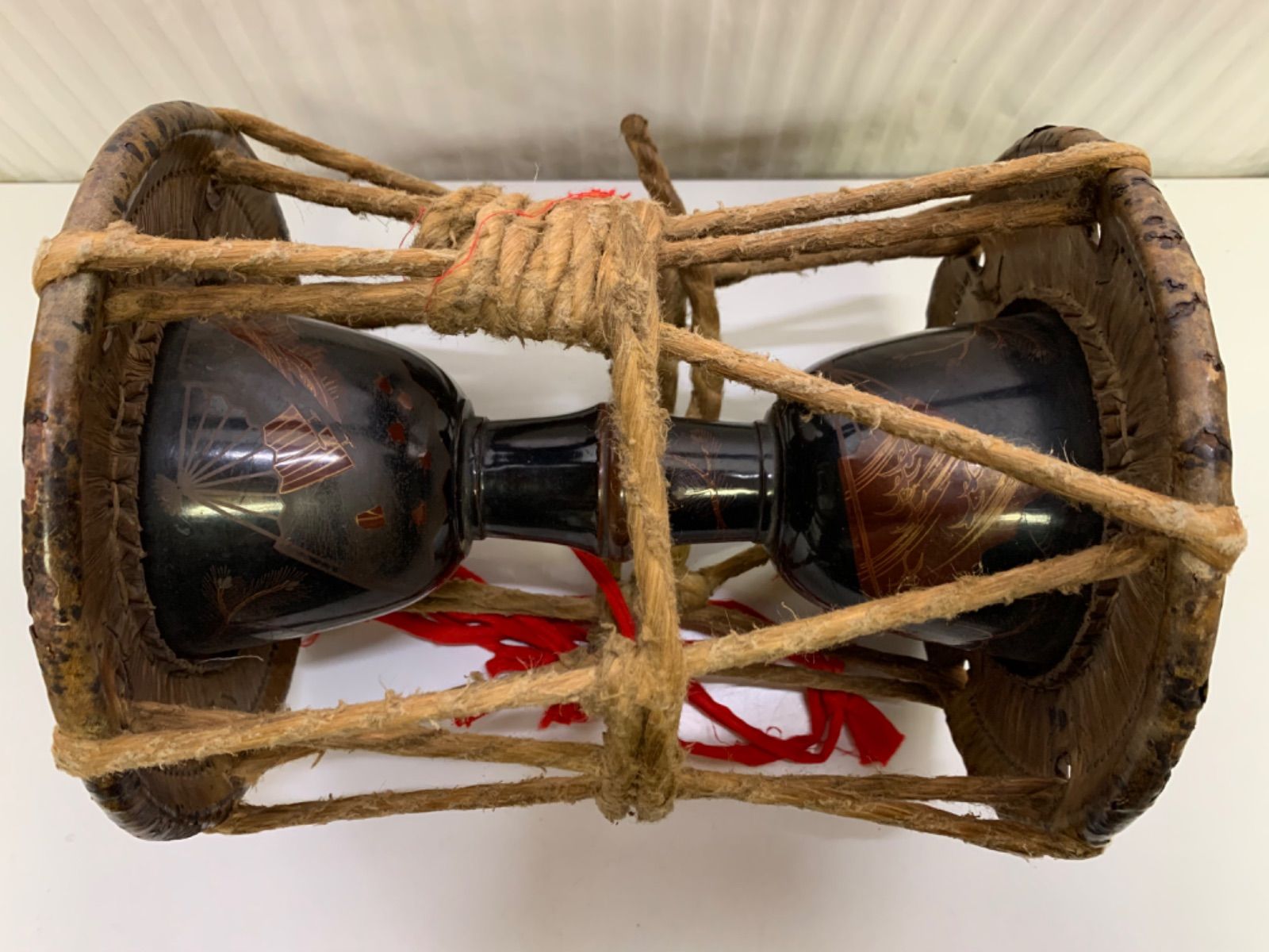 和楽器 小鼓 蒔絵 調緒付き 能 狂言 舞台 木箱付 演奏用 和楽器 小鼓 蒔絵 調緒付き 能 狂言 舞台 木箱付 演奏用 和