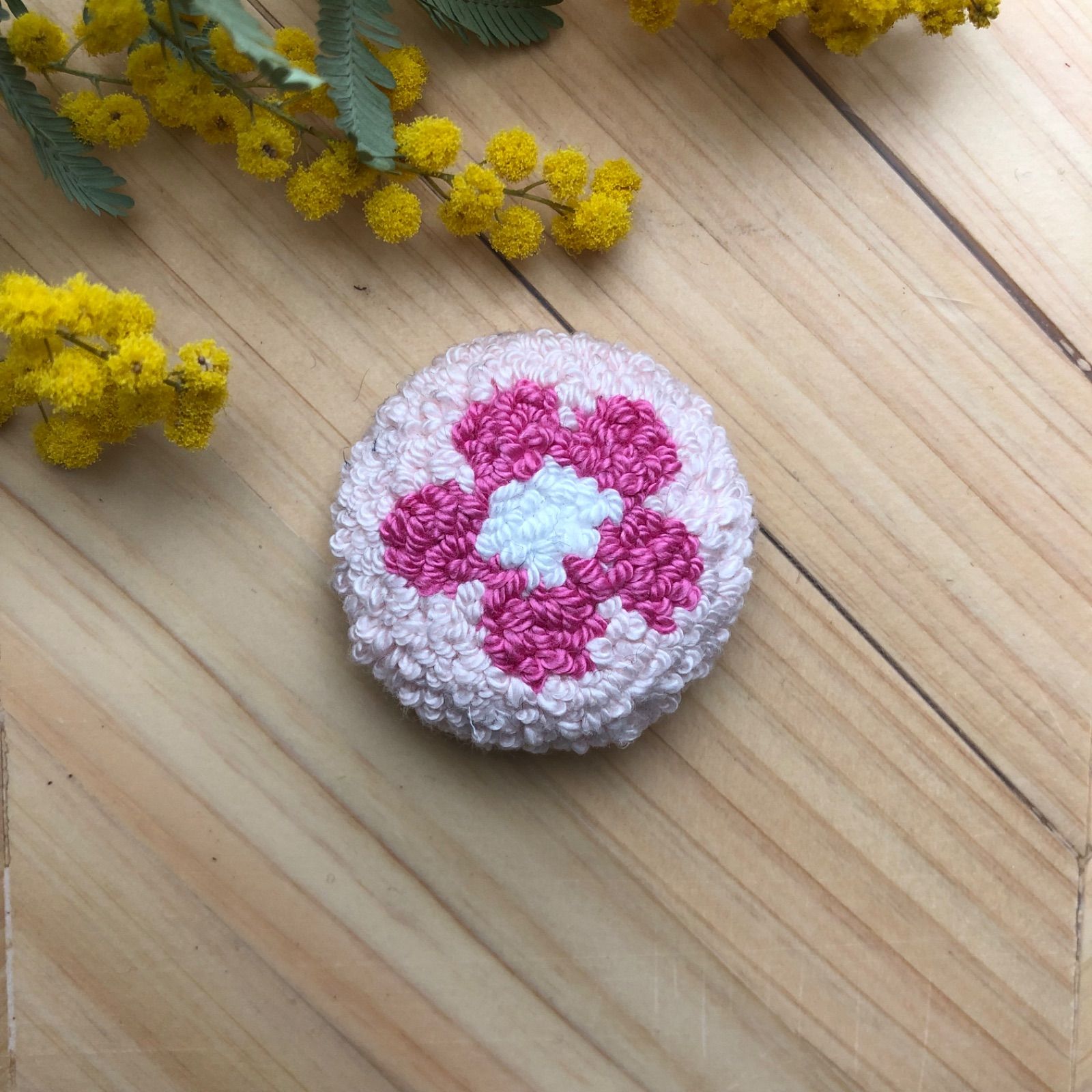 花柄(パンチニードル刺繍) くるみボタン4個セット - メルカリ
