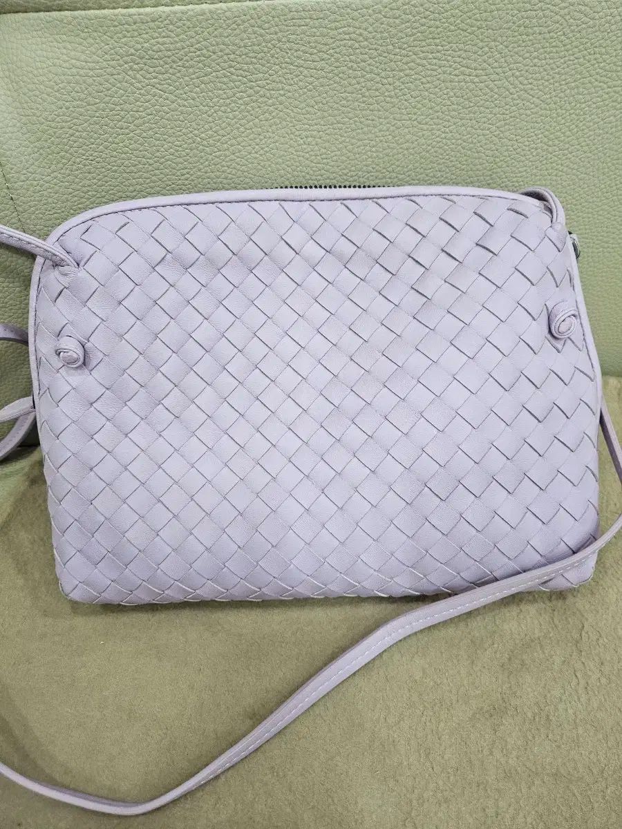 ボッテガ ヴェネタ イントレチャート クロスバック ライラック カラー