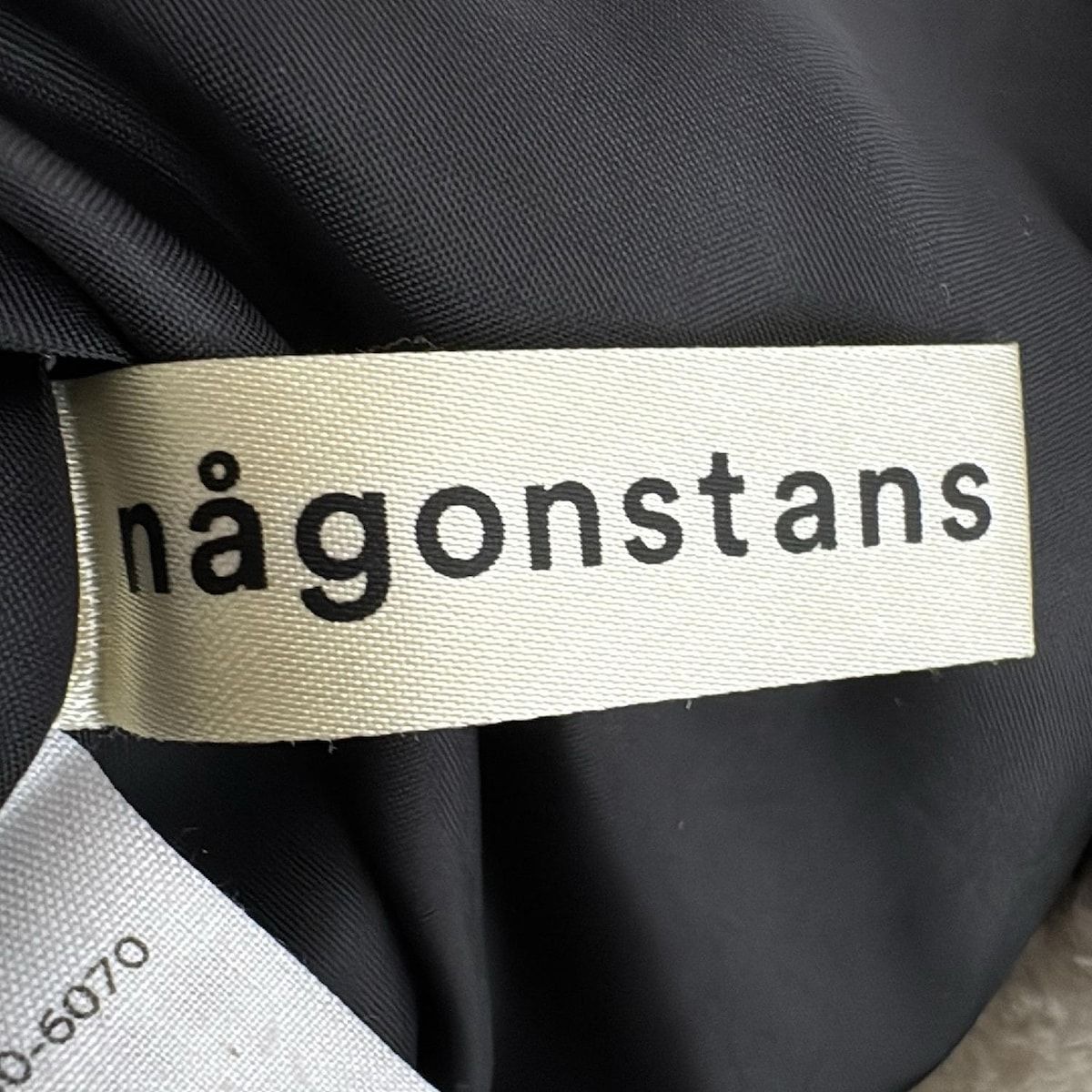 - 黒×アイボリー