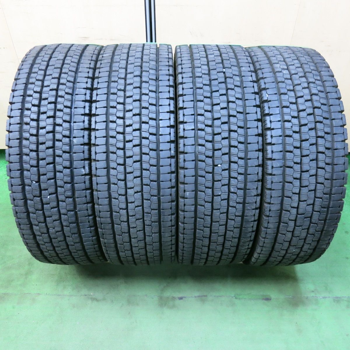 バリ溝！23年！9.5分トラック タイヤ 245/70R19.5 136/134J