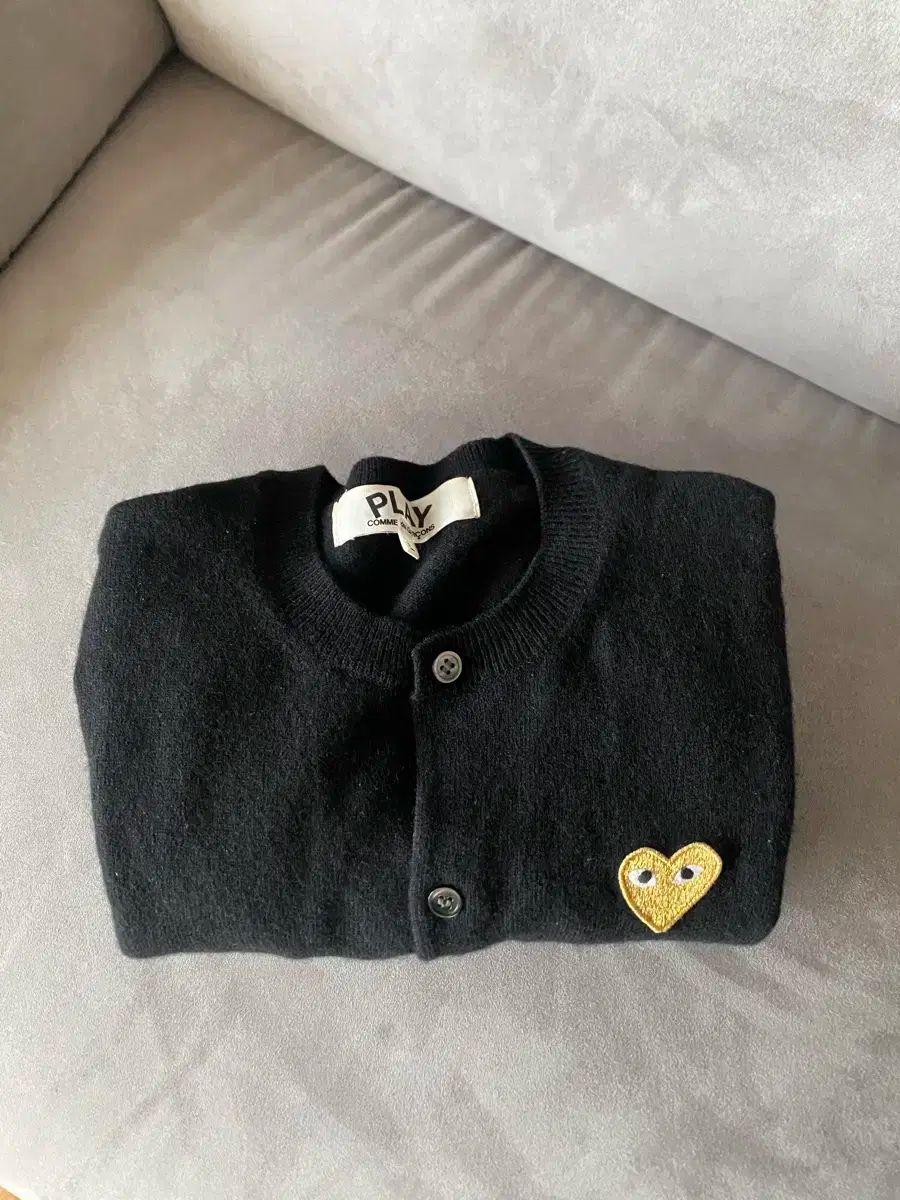 L レディース COMME des GARCONS コム デ ギャルソン 黒 ゴールド ワッペン U ネック カーディガン