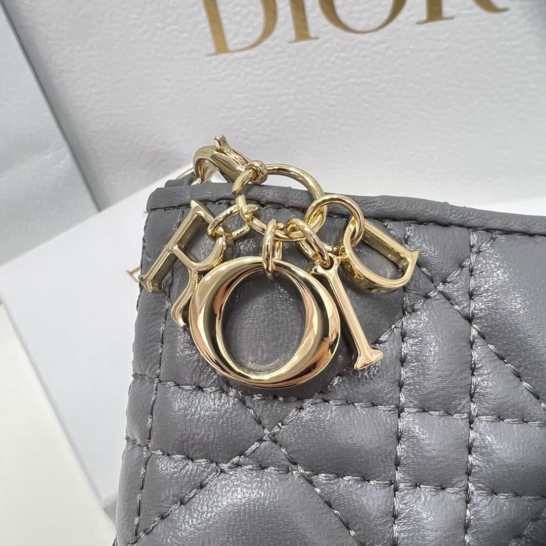 Dior 三つ折り財布　公式オンライン購入　モンテーニュ　ピンク 本日限定特価】Dior ミニレディディオール財布 秋冬新作