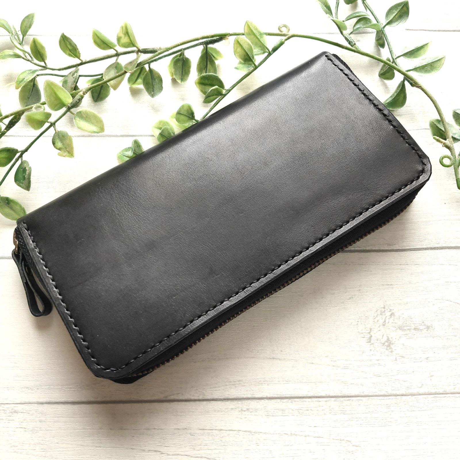 牛革ラウンドファスナーウォレット ブラック ファスナーアンティーク色 シンプル