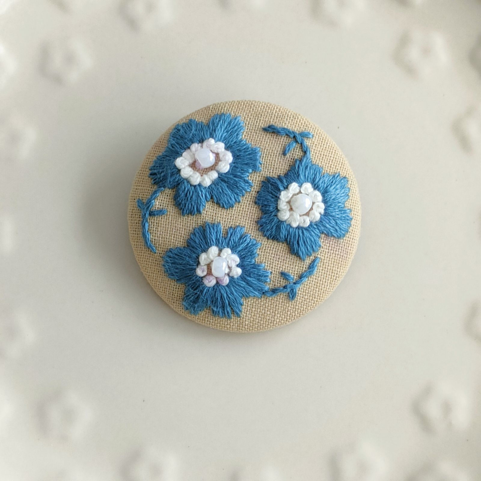 11 刺繍ブローチ くるみボタン 花 - メルカリ