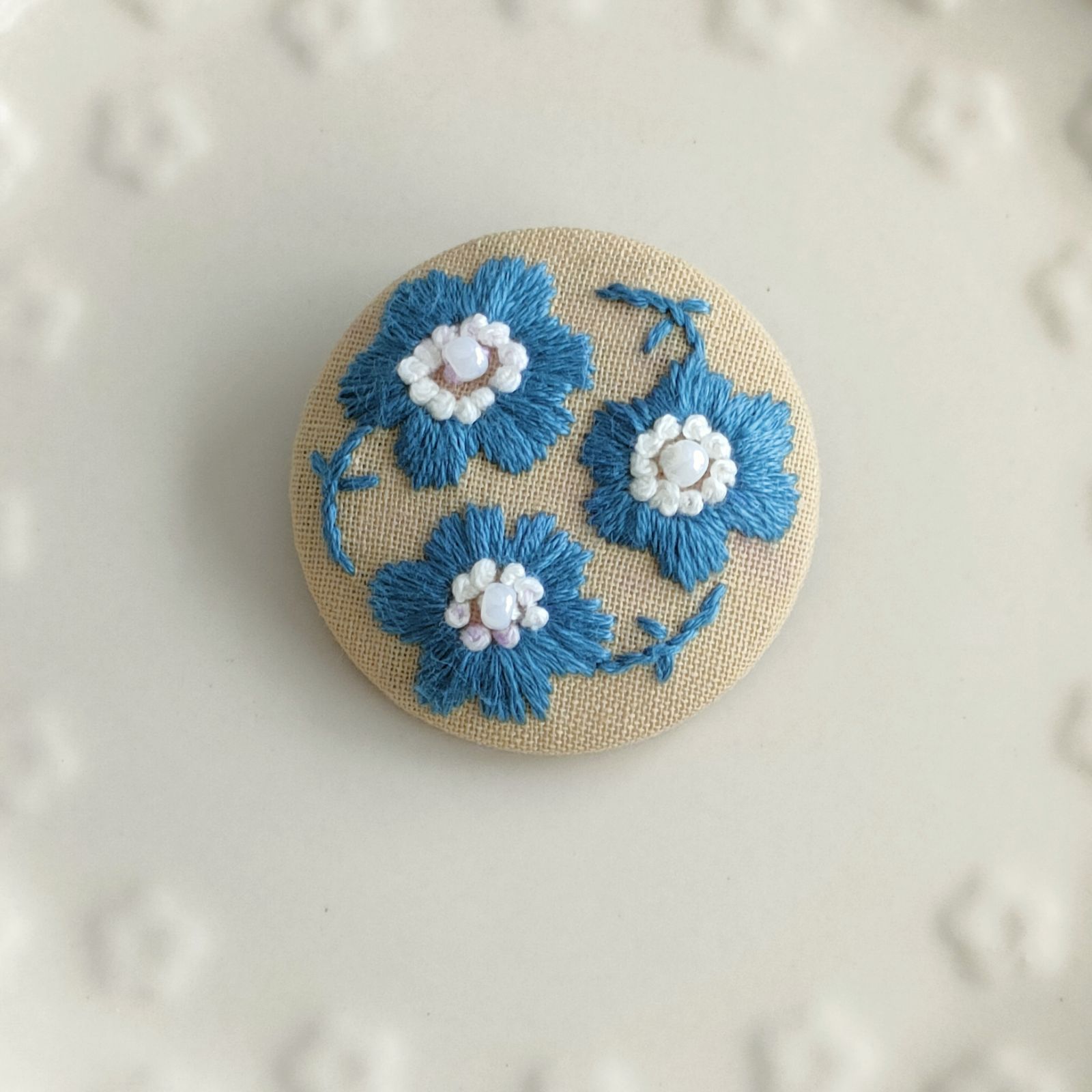 全品送料無料 #427 北欧 刺繍 くるみボタン ブローチ お花 