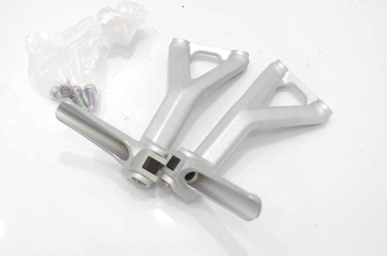 ドゥカティ パニガーレ V4S 純正 タンデムステップ 左右 824.3.360.1A 824.3.359.1A ボルト適合か不明