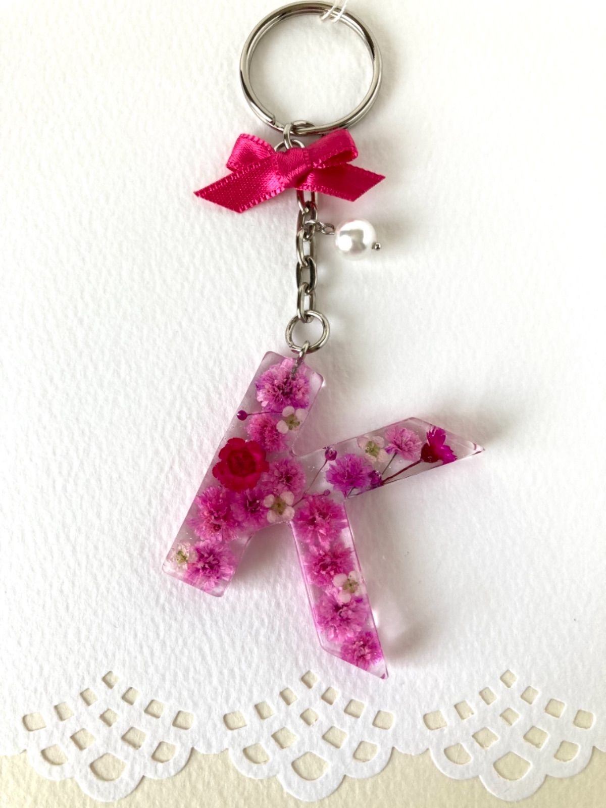 お花のイニシャルキーホルダー【K】＊ピンク＊バッグチャーム＊ 押し花