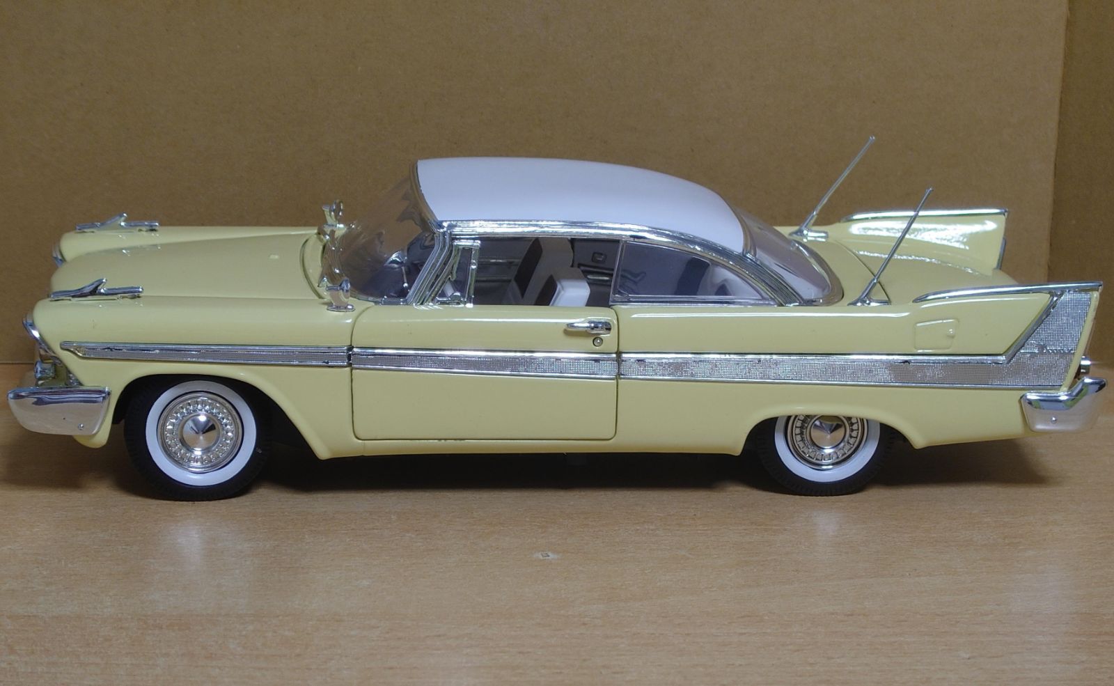 1/18 プリムスフューリー 1958 ライトイエロー ダイキャスト製ミニカー 1/18 プリムスフューリー 1958 ライトイエロー ダイキャスト製
