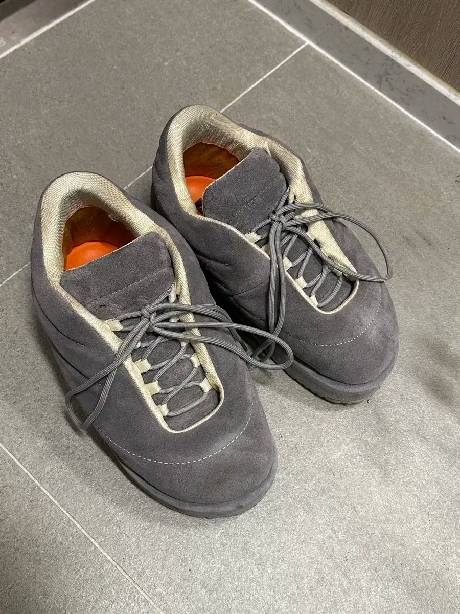 PDF channelスニーカー42