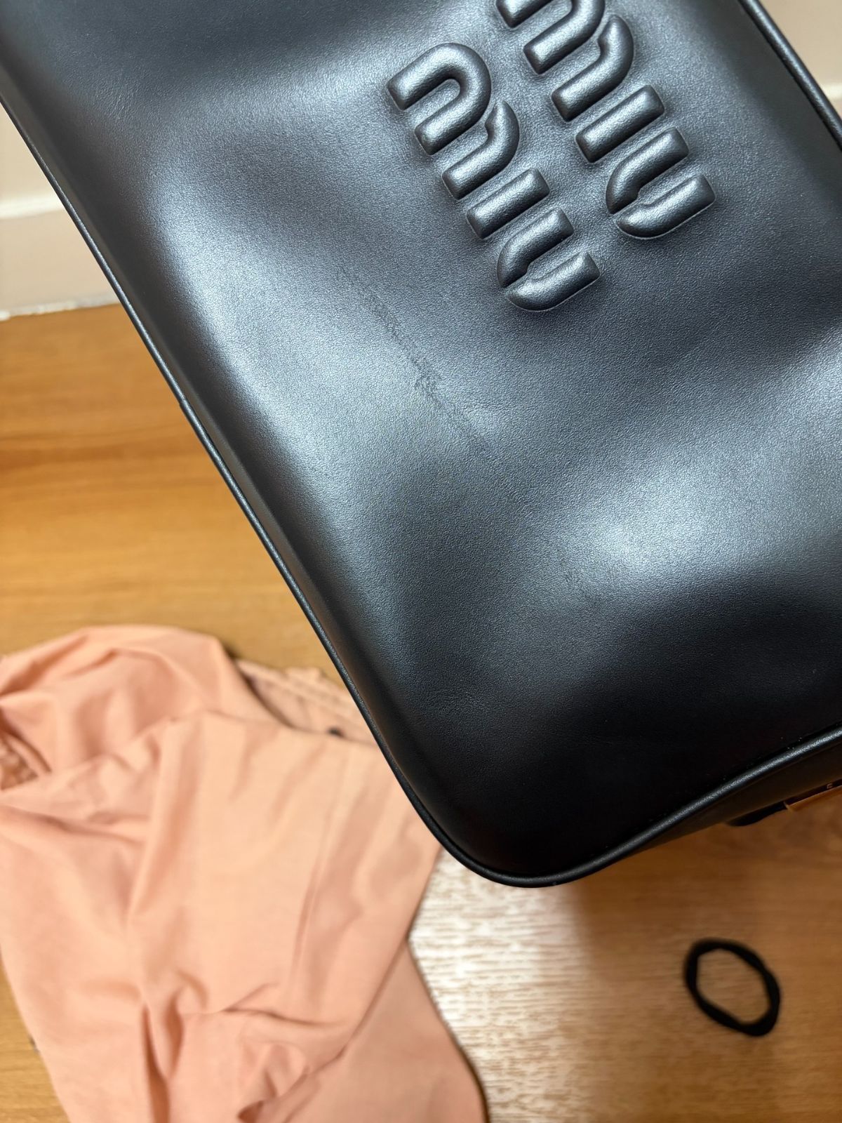 ミュウミュウ ミディアムサイズ 牛革 ハンドバッグ ブラック