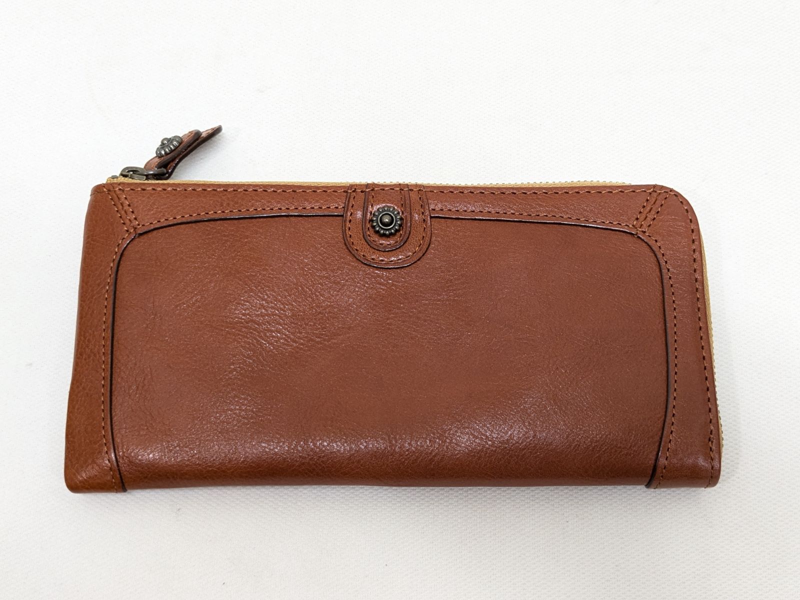 新品 Dakota ダコタ 財布 二つ折り ミニーマウス ディズニーコラボ レア ミッキー・ミニー・チップ＆デールの型押しがアクセント！ベルメゾン