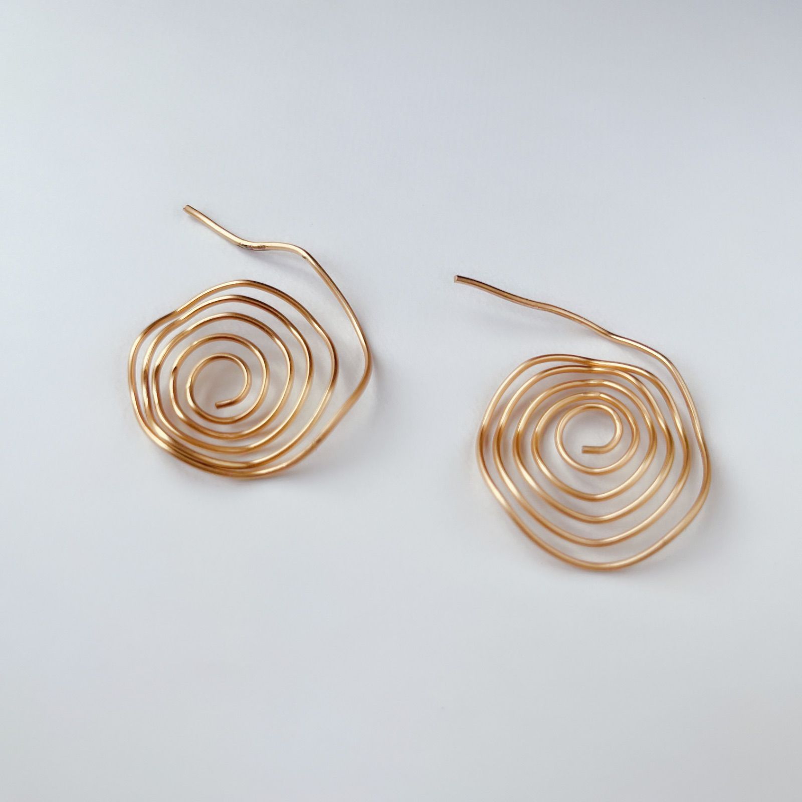 大ぶり ヴィンテージ 風 ハンドメイド ピアス マット ゴールド メタル 
