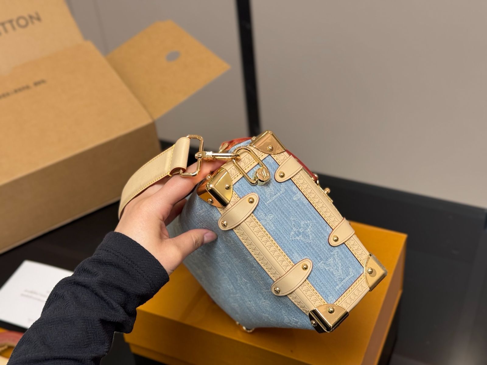 14500円→10500円へ値下げ済み！VUITTON 箱＆保存袋つき LOUIS VUITTON 2025年新作 ソフトボックスバッグ ? 23×16cm