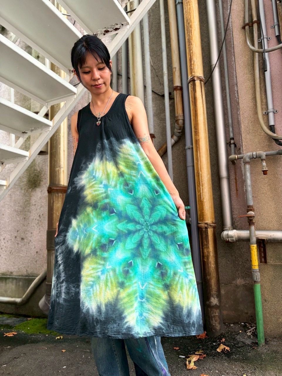 タイダイ染め ノースリーブワンピース 黒 ブラックビューティ 美しい幻想的なスノーフレイク HD24-83