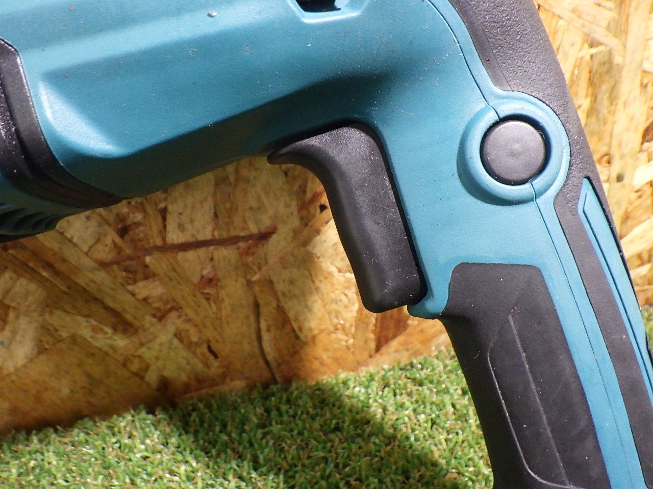 コンクリートなどの穴あけ作業に マキタ