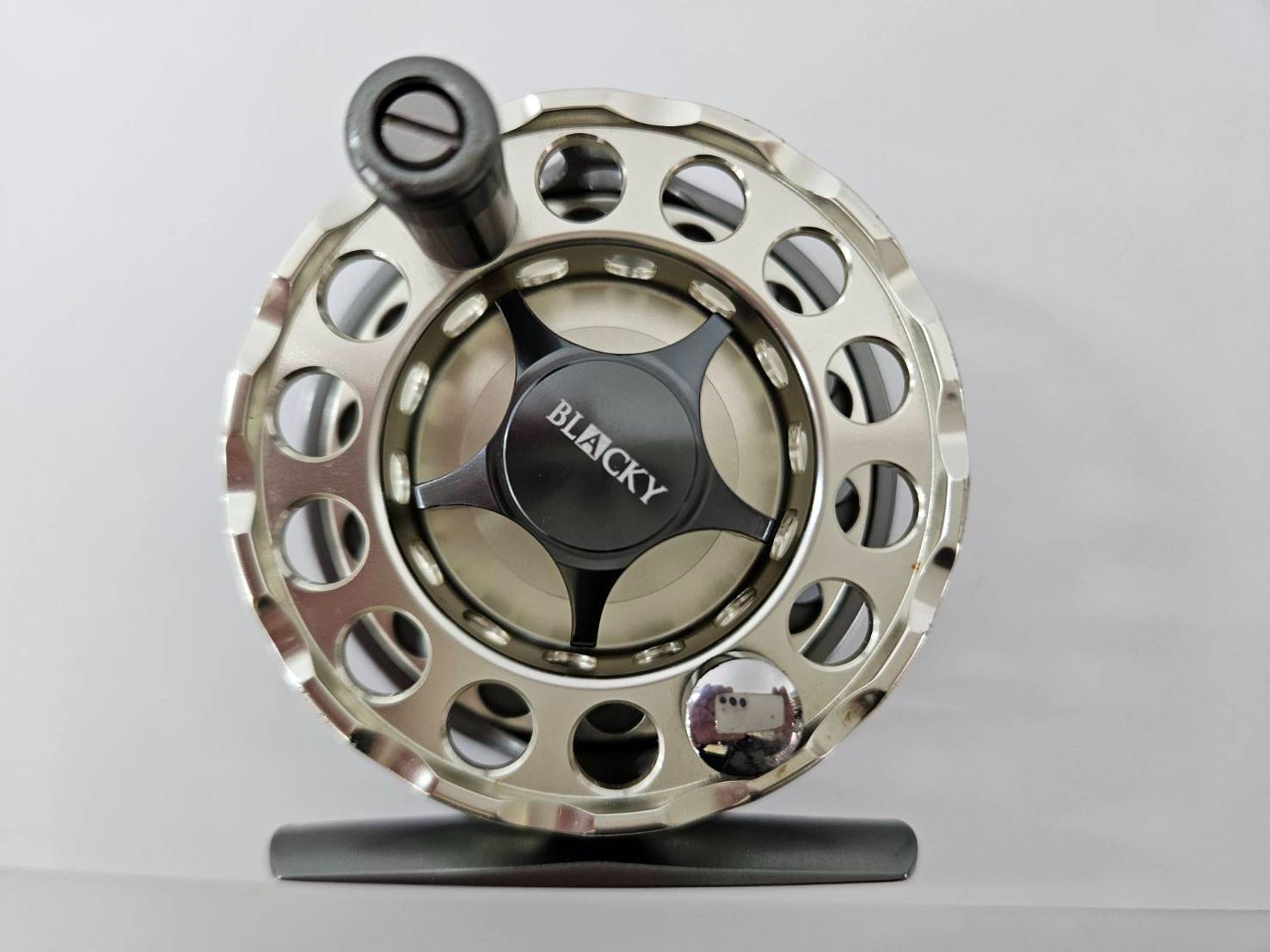 黒鯛工房 カセ筏師 THE Senkan IKADA 60HG SB（左） 黒鯛工房