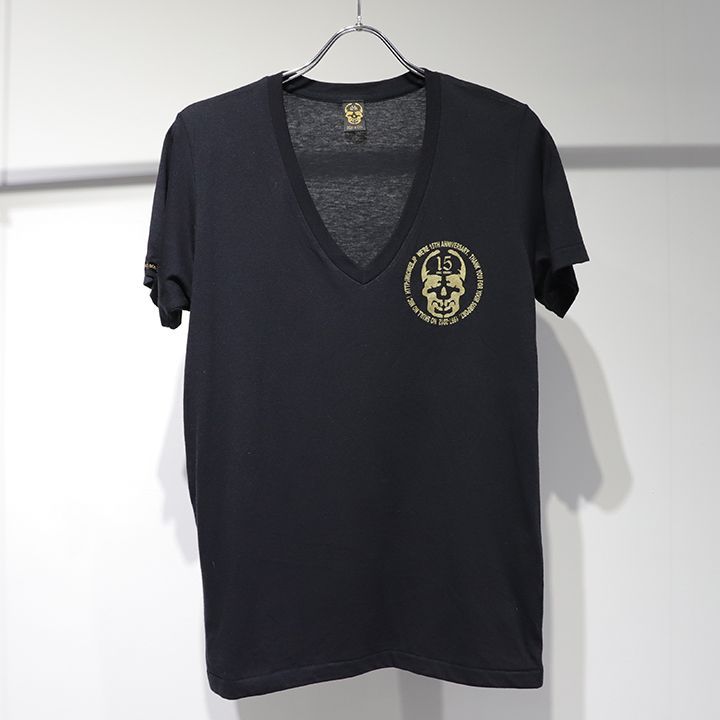★ ミック＆コー MIC＆CO 15周年記念スカルプリントVネックTシャツ-0