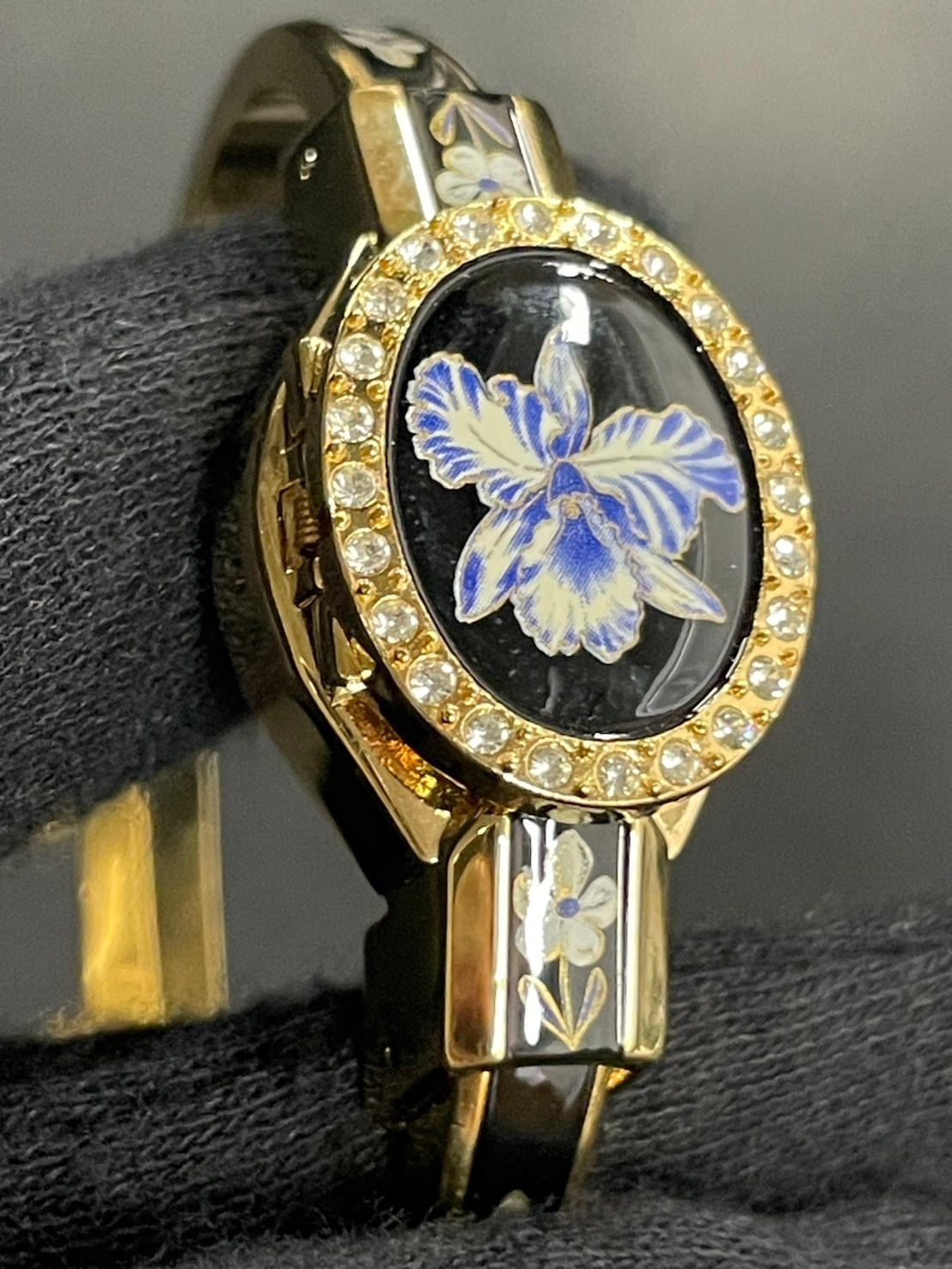 Andre Mouche アンドレムッシュ　カメオバングル時計 Andre Mouche】アンドレムッシュ カメオ バングルウォッチ