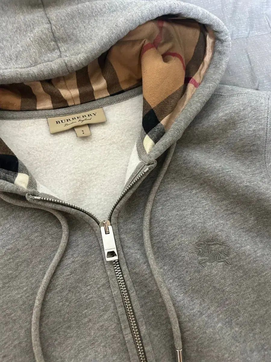 BURBERRY(バーバリー ) フード付き ジップアップパーカー ほぼ