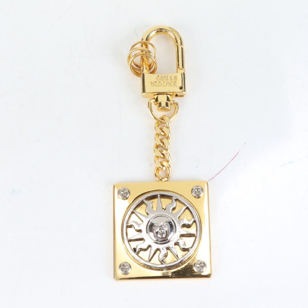 ✨美品 ジャンニヴェルサーチ サンバースト ゴールド金具 レザー チャーム 美品 ジャンニ・ヴェルサーチ サンバースト 太陽 モチーフ
