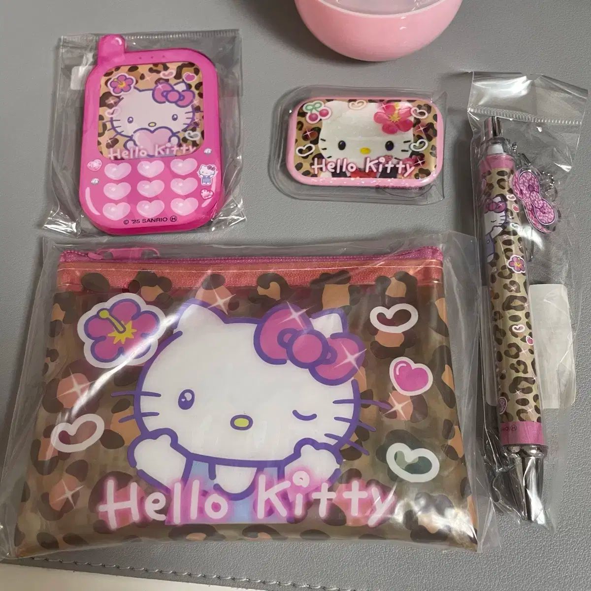 バッチ ハローキティ ホピ ピンク 4 種 セット ボールペン ポーチ バッジ マグネット