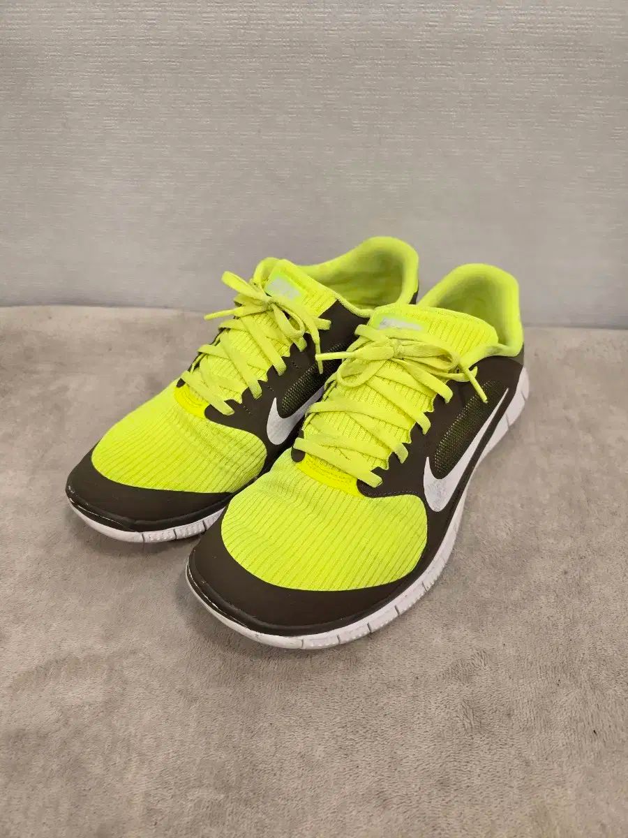 NIKE(ナイキ) とても軽い スニーカー ランニングシューズ 275