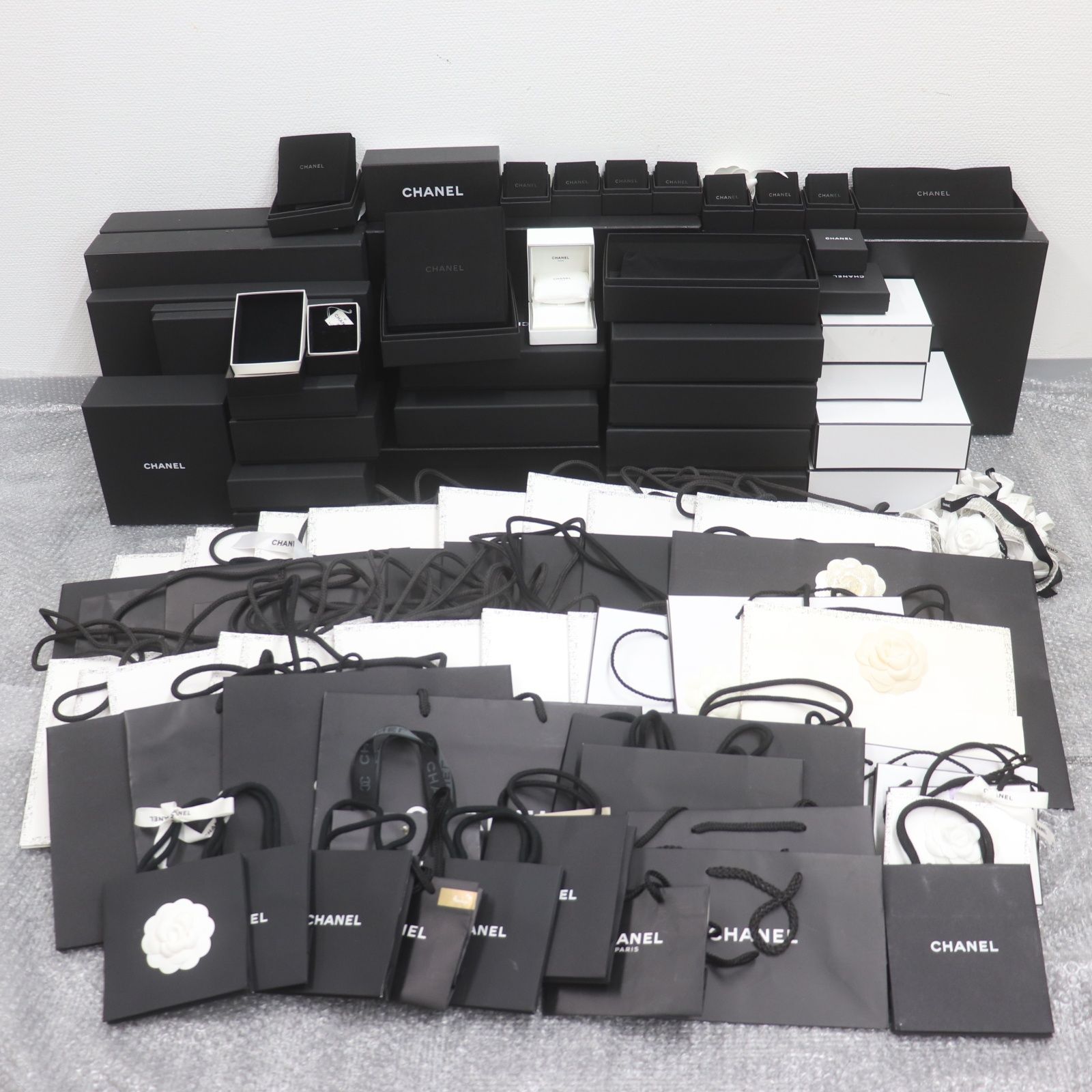 IT98XPHJ4L6E  CHANEL シャネル ブランド 箱 BOX ショッパー 純正 ブラック ホワイト インテリア おまとめ 箱40個 紙袋54枚