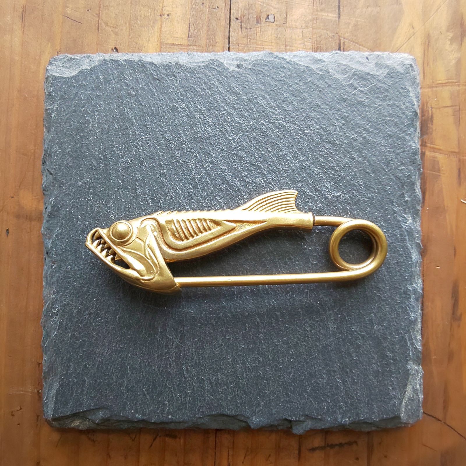 真鍮製 パヤラ 犬歯をもつ獰猛な魚 キーホルダー 安全ピン ルアー 釣り