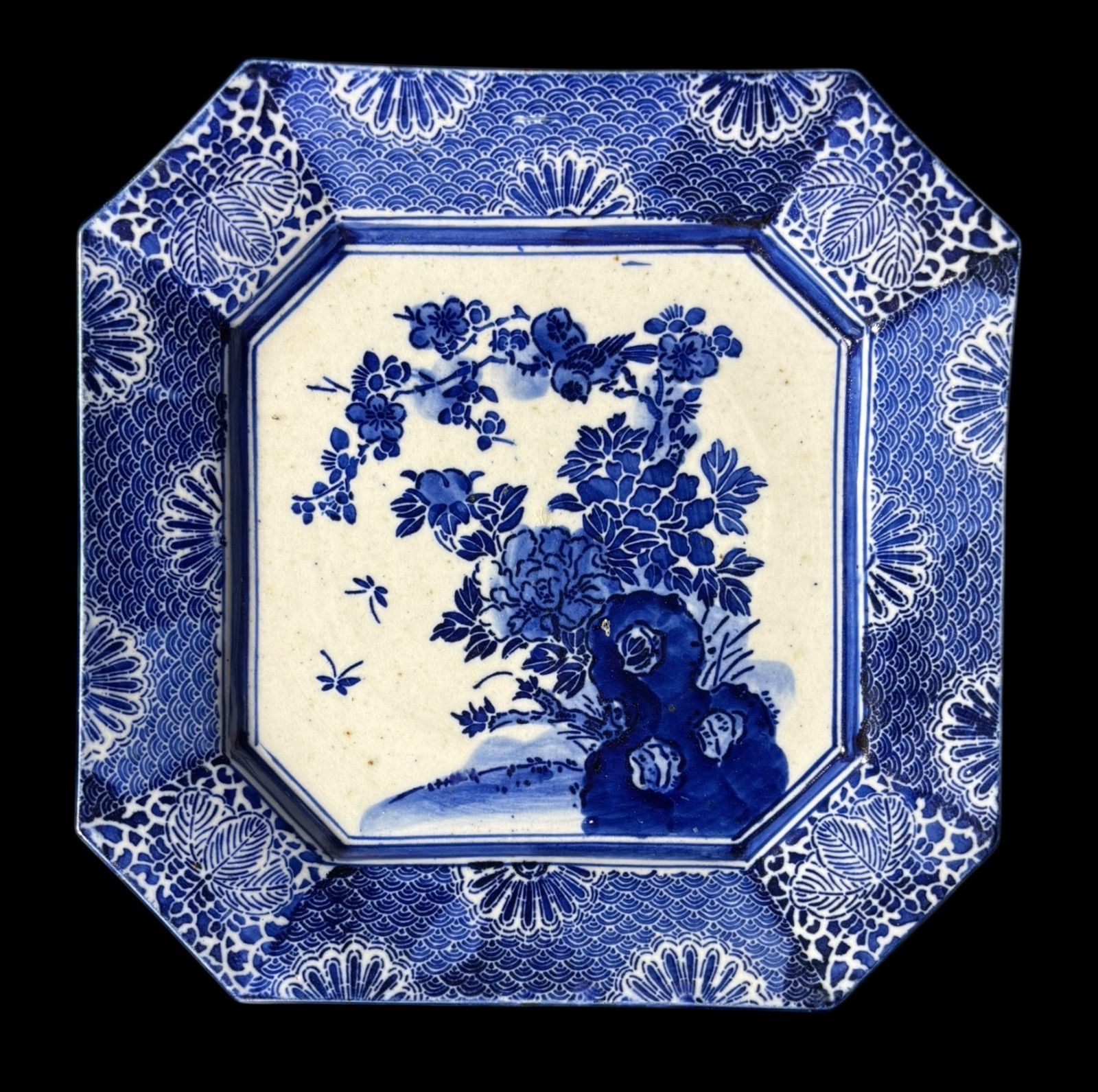 美品　陶器　年代物　盛り皿　角皿　八角絵皿　牡丹や蝶の絵柄が素敵な　藍の色合い 美品陶器年代物盛り皿角皿八角絵皿牡丹や蝶の絵柄が素敵な藍の色合い