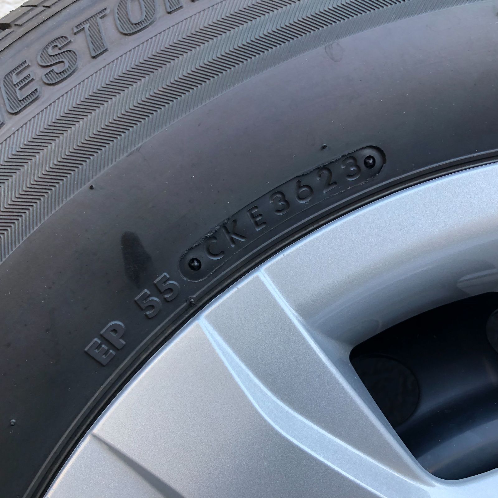 ハイエース200系 新車外し タイヤ、 ホイール４本セット ナット付 ハイエース 200系 6型 新車外し 純正ホイール＆タイヤ 4本セット