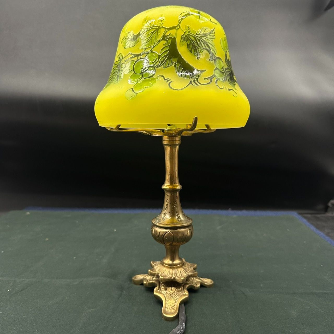 エミールガレ 真鍮台座　ランプ　1灯照明　 カメオ彫り　被せガラス 高さ32cm エミールガレ 真鍮台座 ランプ 1灯照明 カメオ彫り 被せガラス 高さ