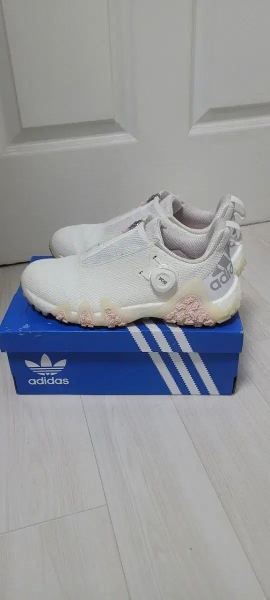 アディダス スパイクレス ボア レディースゴルフシューズ 240ミリ