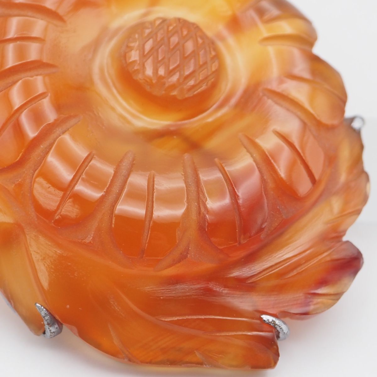 C089 レッドアゲート 赤瑪瑙 メノウ 帯留め 花彫刻 裏細工