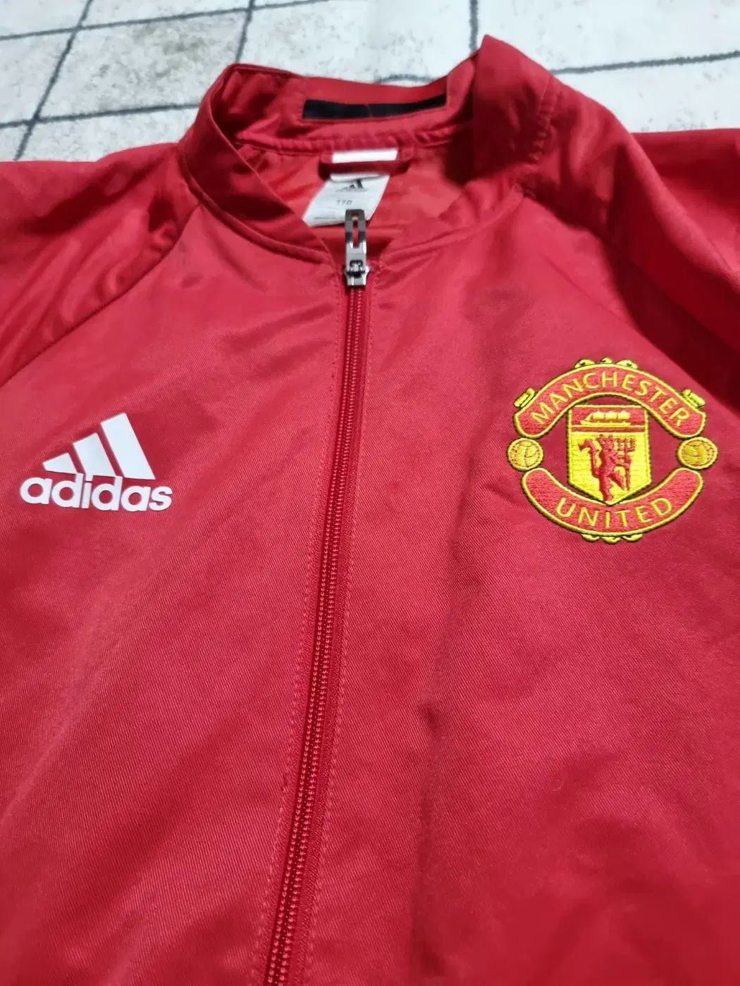 アディダス　マンチェスターユナイテッドウインドブレイカー adidas（アディダス）の「マンチェスター・ユナイテッド